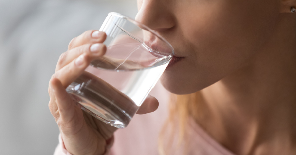 benefícios de beber água